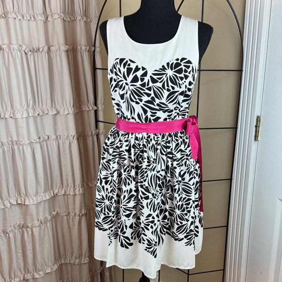 Elle Dresses & Skirts - Elle White & Black Floral A Line Polyester Print Dress Pink Belt Size 6 NWT